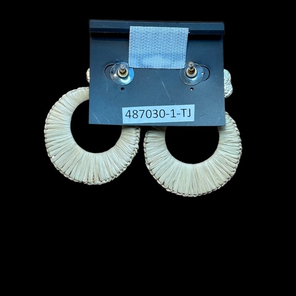 Noir Cream Flower Earrings - Picture 7 of 9